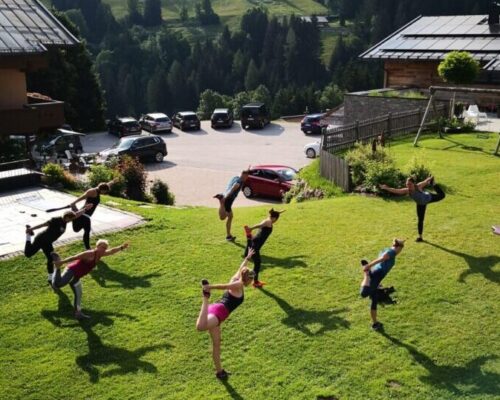 Yoga auf der Wiese